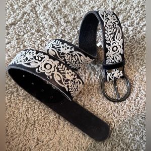 Lucky embroidered belt